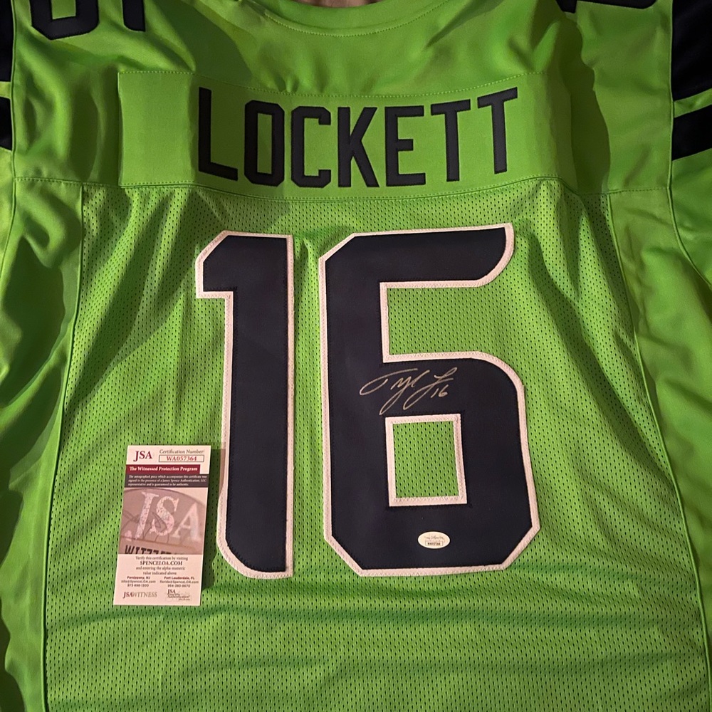 Autographed Tyler Lockett Seattle Seahawks jersey w/ certificate
